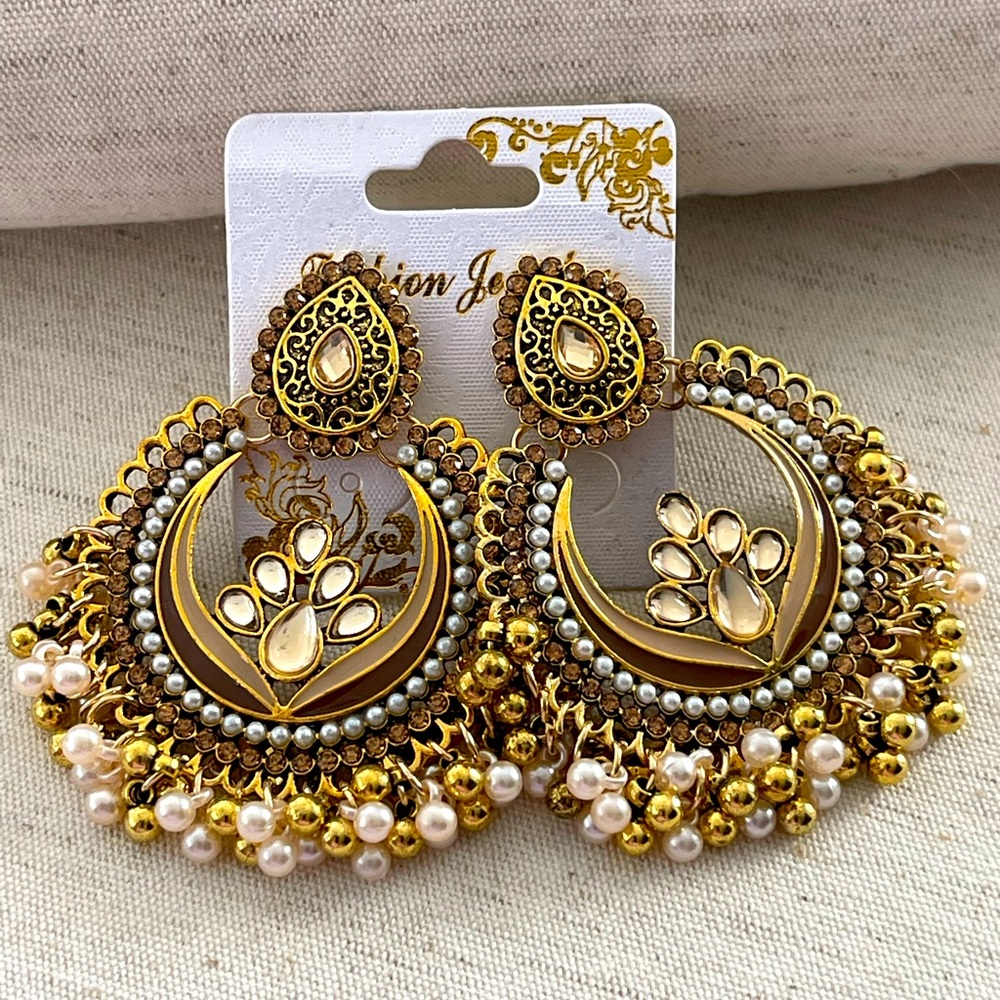 Fashion jewelry. Black/gold with pearls.